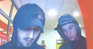 Die Polizei fahndet mit diesem Bild aus einer Sparkasse Harburg-Buxtehude Filiale in Fleestedt nach den Tätern. Foto: Polizei