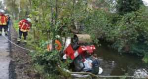 Das tonnenschwere Baufahrzeug stürzte samt Fahrer in die Seeve. Dieser wurde bei dem Unfall schwerst verletzt. Foto: JOTO