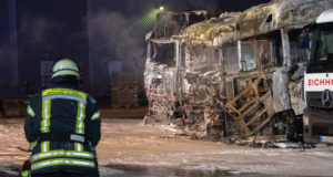 Die Führerhäuser der drei Lkw brannten vollständig aus. Foto: JOTO