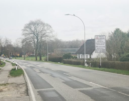 Ein "Flickenteppich" aus Asphaltschichten - Am Montag, 23. März, sollen die Sanierungsarbeiten der Winsener Landstraße zwischen Glüsingen und Karoxbostel beginnen. Foto: Hamann