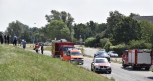 Die Feuerwehr ist mit zahlreichen Kräften im Einsatz. Auch ein Rettungshelikopter befindet sich im Anflug. Foto: Hamann