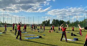 Warm-up beim ersten Outdoor-Kickboxtraining im Sportzentrum Seevetal Foto: Stefan Frommann