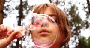 Kinder spielen mit Seifenblasen Foto: Symbolbild