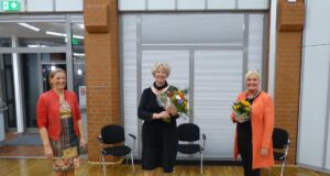 Für das Foto ohne Maske: Sybille Kahnenbley (v.l.), Vorsitzende CDU Seevetal, Emily Weede und Martina Oertzen, Bürgermeisterin von Seevetal. Foto: Wolf Weede