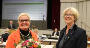 Emily Weede (r.) überreicht ihrer Vorgängerin Martina Oertzen einen Blumenstrauß. Foto: Tapken