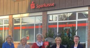 Elke Rathert (v.l.), Cornelia Rastädter, Emily Weede (Bürgermeisterin), Rabea Scheidat (Sparkasse Harburg-Buxtehude) und Imke Rathmann. Foto: ein