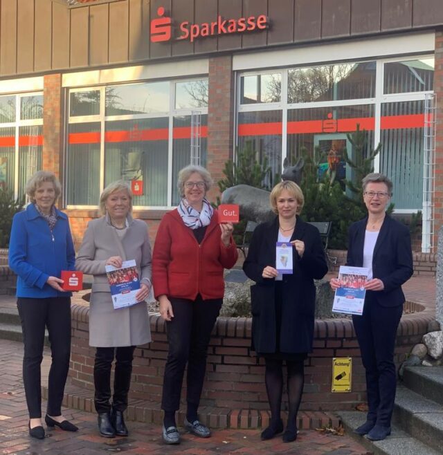 K1024_Hittfeld_121121 Elke Rathert (v.l.), Cornelia Rastädter, Emily Weede (Bürgermeisterin), Rabea Scheidat (Sparkasse Harburg-Buxtehude) und Imke Rathmann. Foto: ein