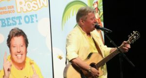 Sänger Volker Rosin zu Gast in der Burg Seevetela. Foto: Tanja Dieskau