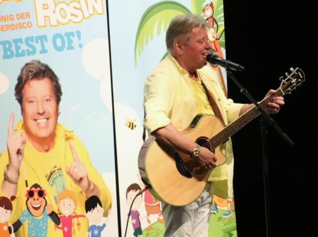 Sänger Volker Rosin zu Gast in der Burg Seevetela. Foto: Tanja Dieskau