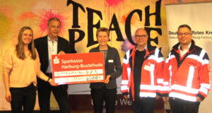 Stolze 65.000 Euro übergaben jetzt Sportlehrerin Anna-Lena Seele (l.) und Schulleiter Frank Patyna (2. v. l.) vom Gymnasium Hittfeld an das DRK Hamburg-Harburg mit dem Vorstand Harald Halpick (r.). Foto: ein