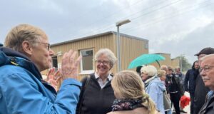 Seevetals Bürgermeisterin Emily Weede (Bildmitte) im Gespräch mit Bürgerinnen und Bürgern in Maschen. Foto: Gemeinde Seevetal