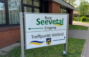 Eingangsschild zur Burg Seevetal in Hittfeld. Foto: Hamann