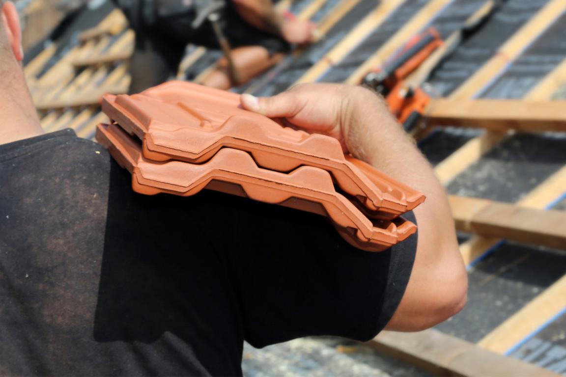 Lohnerh-hung-f-r-350-Dachdecker-im-Landkreis-Harburg