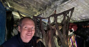 Björn Heiser montiert und befestigt Halloween-Deko im Geisterpfad in Eddelsen. Foto: Hamann