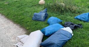 Unbekannte haben in Woxdorf säckeweise Müll entsorgt. Foto: Privat
