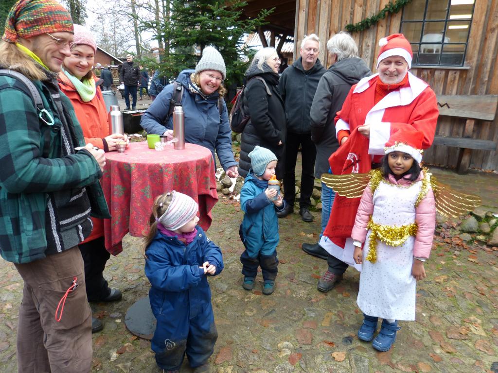 Stimmungsvolle-Vorweihnachtszeit-Adventsmarkt-rund-um-die-Karoxbosteler-Wasserm-hle