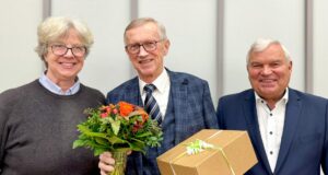 Verabschiedeten den langjährigen Kommunalpolitiker: Bürgermeisterin Emily Weede, Friedrich „Fritz“ Becker und der stellvertretender Ratsvorsitzender Dr. Norbert Wilezich (r.). Foto: Gemeinde Seevetal