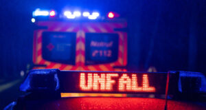 Polizei und Rettungsdienst bei einem Unfall. Foto: Symbolbild/JOTO