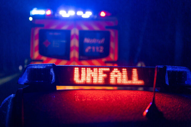 Polizei und Rettungsdienst bei einem Unfall. Foto: Symbolbild/JOTO