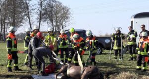Mit dem 200 Kilogramm schweren Übungsdummy "Hope" trainierte die Feuerwehr verschiedene Rettungsszenarien. Foto: Feuerwehr Seevetal