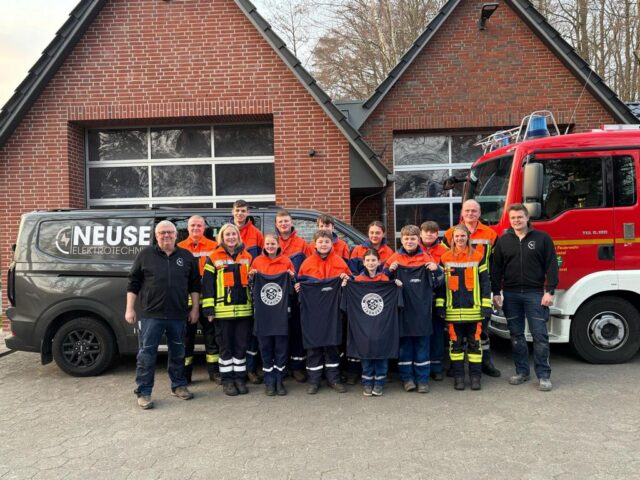 Die Jugendfeuerwehr Lindhorst präsentiert stolz ihre neuen Trikots. Foto: Markus Neuse