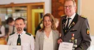 Bester Schütze Christian Knöbl (v.l.), Melanie Ronschke von der Volksbank und Jürgen Meinberg 1 Vorsitzender SK Salzhausen. Foto: ein