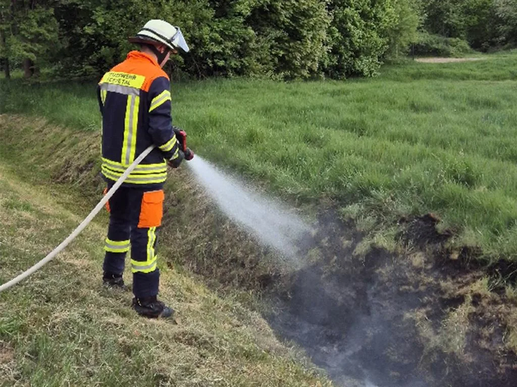 Fl-chenbrand-in-Maschen-Feuerwehr-warnt-vor-steigender-Brandgefahr