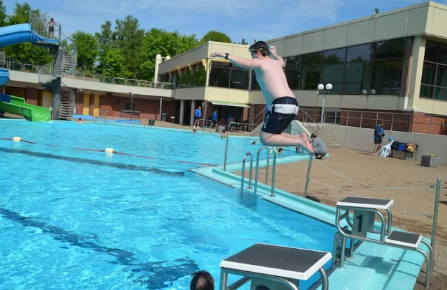 Ein letzter Sprung vom Beckenrand. Die Saison im Hittfelder Freibad geht zu Ende. Foto: Langner