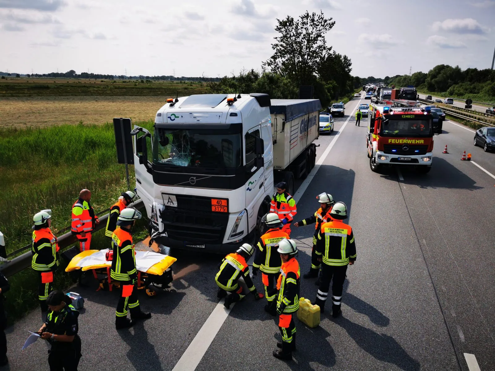 Maschener-Kreuz-Sattelzug-kracht-auf-LKW-Eine-Person-verletzt