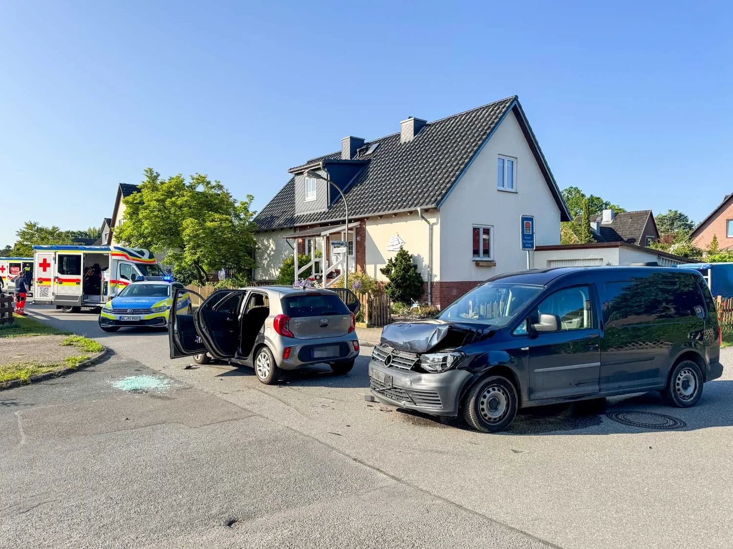 Unfall-Anwohner-und-Bauarbeiter-befreien-Familie-aus-umgekipptem-Auto