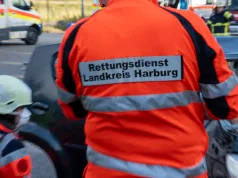 Auto überschlägt sich in Eddelsen – Fahrer verletzt Der Rettungsdienst im Landkreis Harburg im Einsatz. Symbolbild: JOTO