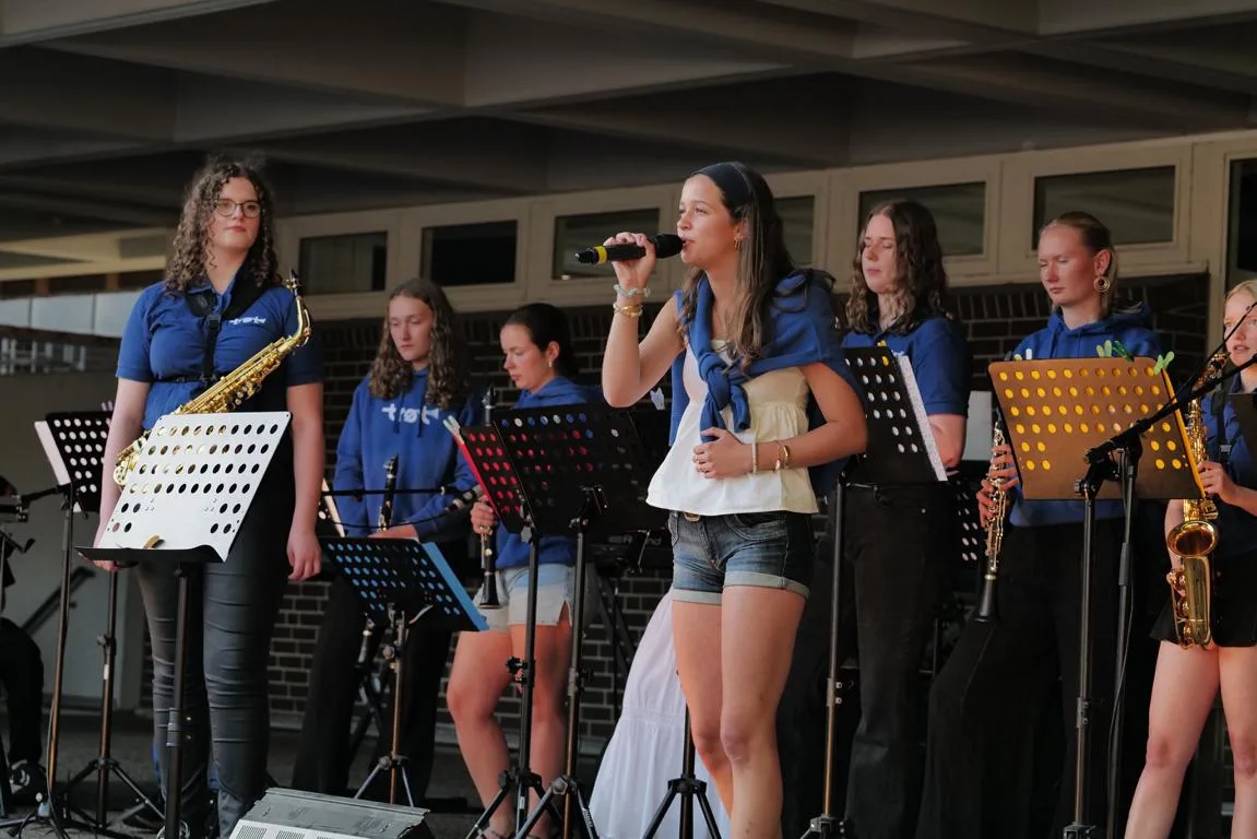 -ber-100-Sch-ler-begeistern-beim-Open-Air-Sommerkonzert-in-Hittfeld