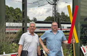 Seevetaler Bürgerinitiative lädt zu Infoveranstaltung über ICE-Bahntrasse ein Horst Bellof (l.) und Stefan Mundt von der Bürgerinitiative Trassenalarm vor einem ICE am Bahnhof Meckelfeld. Foto: Hamann