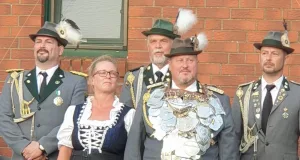 Der scheidender König Mirko Bostelmann mit Königin Sonja und Adjutanten. Foto: Dreier.