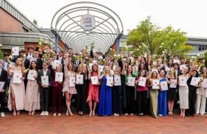 Kevin Connor Barth, Mina Biesterfeld, Bela Leonard Bornhöft, Maxim Borodikhine, Steven Brause, Henrik Brüggemann, Noyan Caba, Josefine Carstens, Dô Dúc Dat Dào, Jonathan Drews, Alina Ehlert, Nina-Sophie Erdlej, Emily Sarah Ernst, Felix Färber, Victoria Anisha Friedrich, Amelie Gerth, Emily Glüsing, Julia Gradinar, Victoria Groth, Leon Hafner, Jette Hartmann, Ida Heinemann, Valerie Henke, Anton Hermsdorf, Minh An Hoang, Ibrahim Elias Hofyani, Paula Jaeger, Leon Kaiser, Lorin-Nayla Kaval, Sophie Kern, Hauke Klimach, Lasse Mika Kock, Tom Körner, Lara-Sophie Christin Lang, Sarah Liebaug, Sophia Liebig, Lena Sophie List, Lukas Maak, Maila Maak, Tom David Müller, Luca Oberländer, Amelie Oelkers, Lucas Pelka, Mark Leon Przybylski, Laura Röber, Mats Roeske, Tim Rothenberger, Jule Henrike Sandgaard, Mika Jörg Schaffer, Anne Schlepkow, Lena Marie Schmidt, Vivien Kim Schnack, Luis Schönhardt Fernandez, Simon Schümann, Lillian Frances Sienerth, Linus Sieversen, Leonie Steffen, Lilly Greta Stieler, Mariella Ulrich, Louisa Johanna Wagner, Nicolas Wagner Higuera, Niklas Wallmann, Lukas Werner, Jonas Lennart Weseloh, Louisa Weseloh, Hannah Wetendorf, Nick Wolpers, Lea Wübbe und Naomi Ling Xiao. Foto: ein