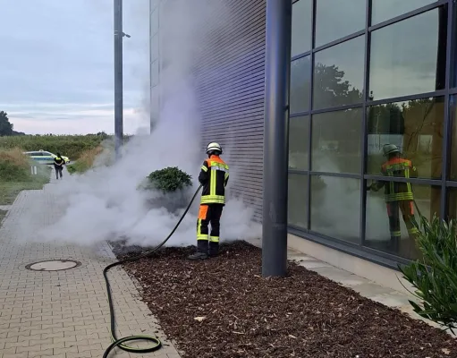 Feuerwehrleute löschen den Brand im Außenbereich des Gartencenters in Hittfeld. Foto: Feuerwehr