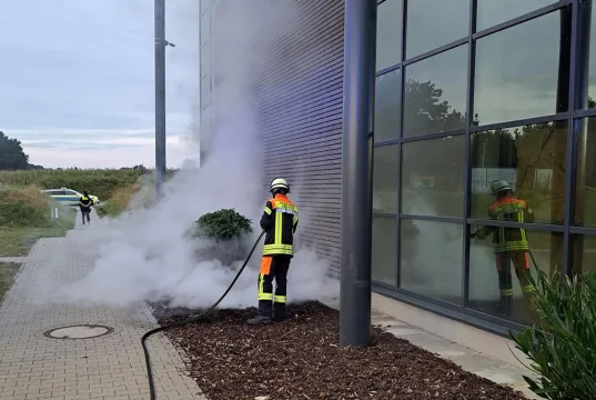 Feuerwehrleute löschen den Brand im Außenbereich des Gartencenters in Hittfeld. Foto: Feuerwehr