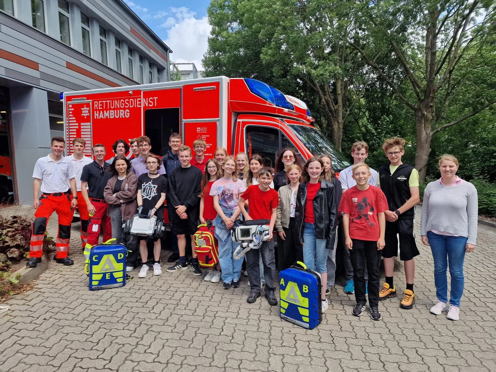 Meckelfelder-Schulsanit-ter-besuchen-Rettungswache