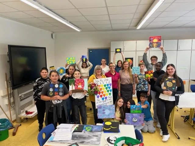 Emotionaler-Abschied-Kunstlehrerin-Susanne-Dinter-verl-sst-OBS-Seevetal