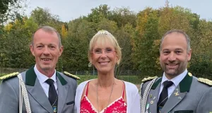 Königin Karin Matthießen mit ihren Adjutanten Ralf Höhse (links) und Timo Röntsch. Foto: Rand