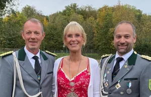 Königin Karin Matthießen mit ihren Adjutanten Ralf Höhse (links) und Timo Röntsch. Foto: Rand