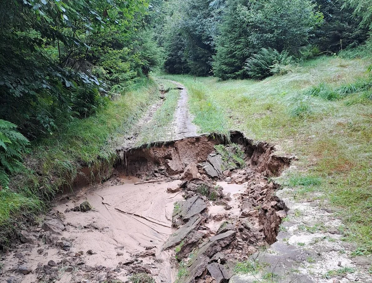 Starkregen-sp-lt-Wanderwege-in-Rosengarten-weg