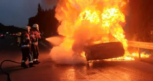 Der Mercedes brannte in voller Ausdehnung. Foto: Baden