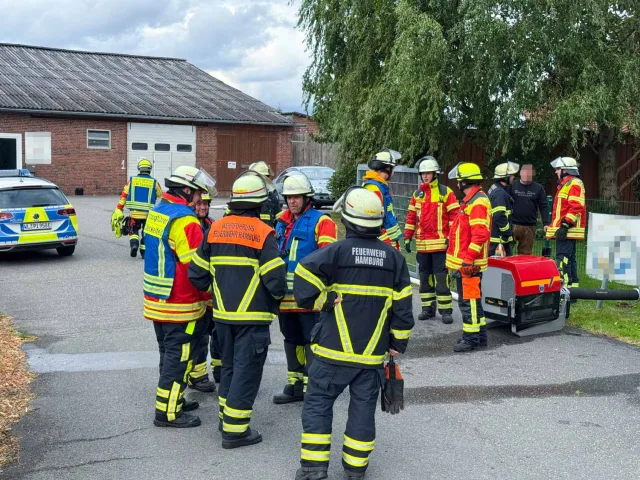 20250822_JOTO_Brand_in_Lagerhalle_Gross_Moor_001 Einsatzkräfte aus Niedersachsen und Hamburg waren gemeinsam vor Ort. Foto: Hamann