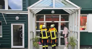 Feuerwehrleute suchten nach der Ursache für den Brandgeruch. Foto: Feuerwehr Seevetal