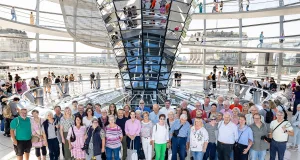 Die Reisegruppe aus dem Landkreis Harburg in der Reichstagskuppel. Foto: Bundesregierung / StadtLandMensch-Fotografie