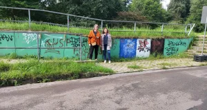 Die Ratsmitgliederinnen Kirsten Petersen und Dr. Irmelin Schütze von den Freien Wähler schauten sich die Situation in Hörsten an. Foto: Freie Wähler Seevetal