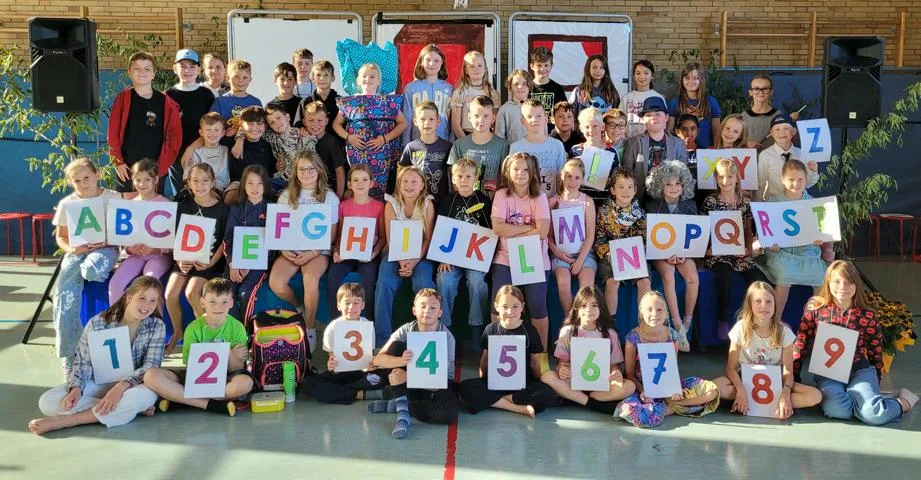 Grundschule-Ramelsloh-36-Erstkl-ssler-mit-Musical-willkommen-gehei-en