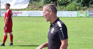 Trainer Andreas Kühner hatte im zweiten Durchgang viel zu tun an der Außenlinie. Foto: LAFU