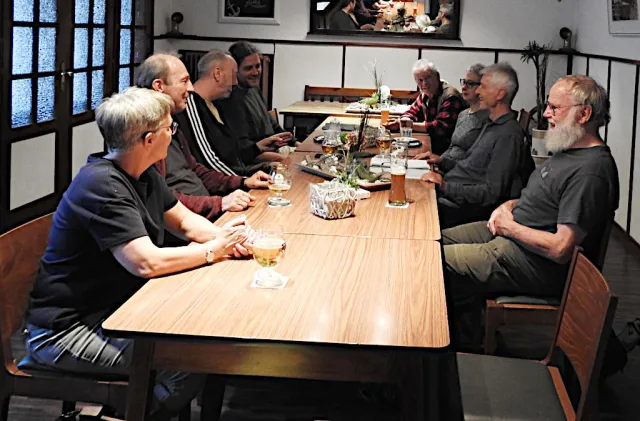 Der Grüne-Tisch in Maschen diskutiert über Weltthemen. Foto: Weseloh Der Grüne-Tisch in Maschen diskutiert über Weltthemen. Foto: Weseloh